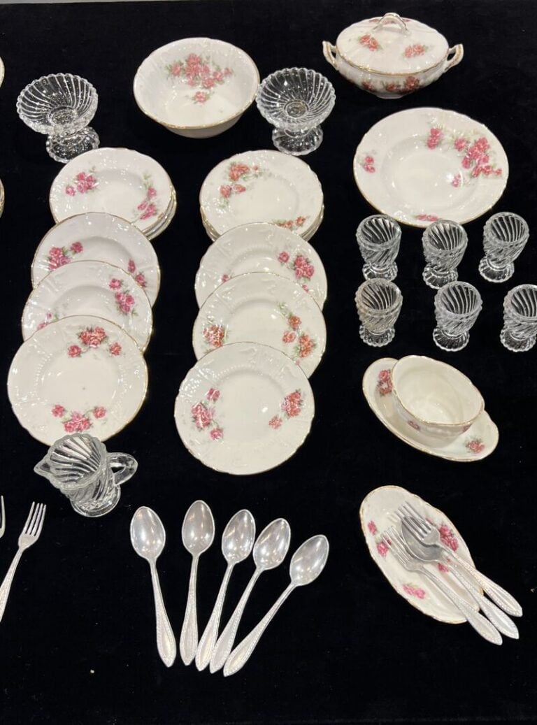 Dînette en porcelaine blanche à décor floral et liseré or comprenant 24 pièces…