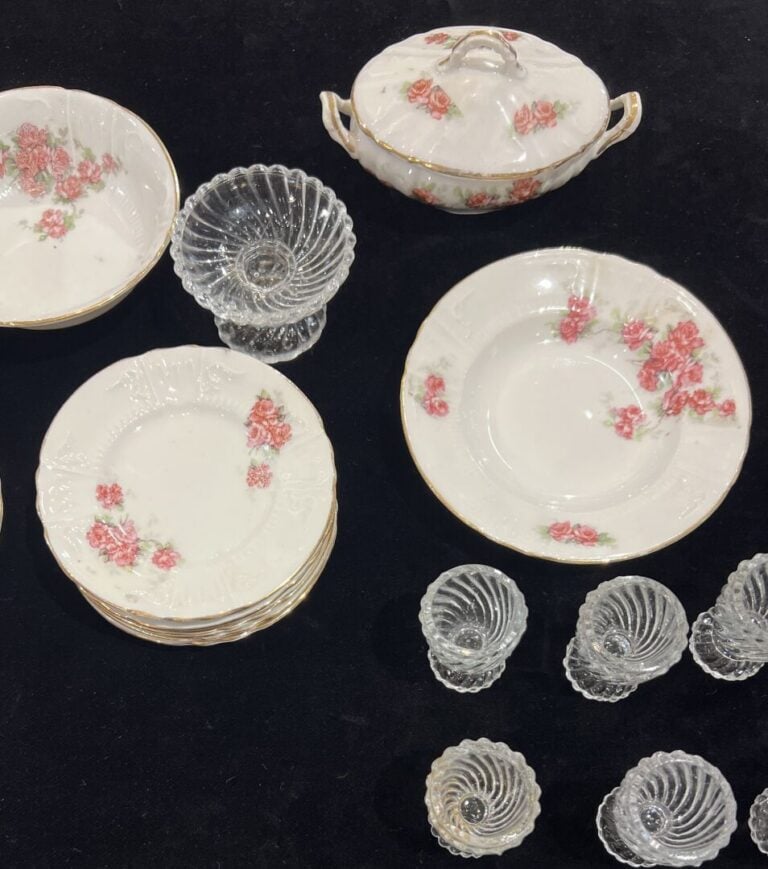 Dînette en porcelaine blanche à décor floral et liseré or comprenant 24 pièces…