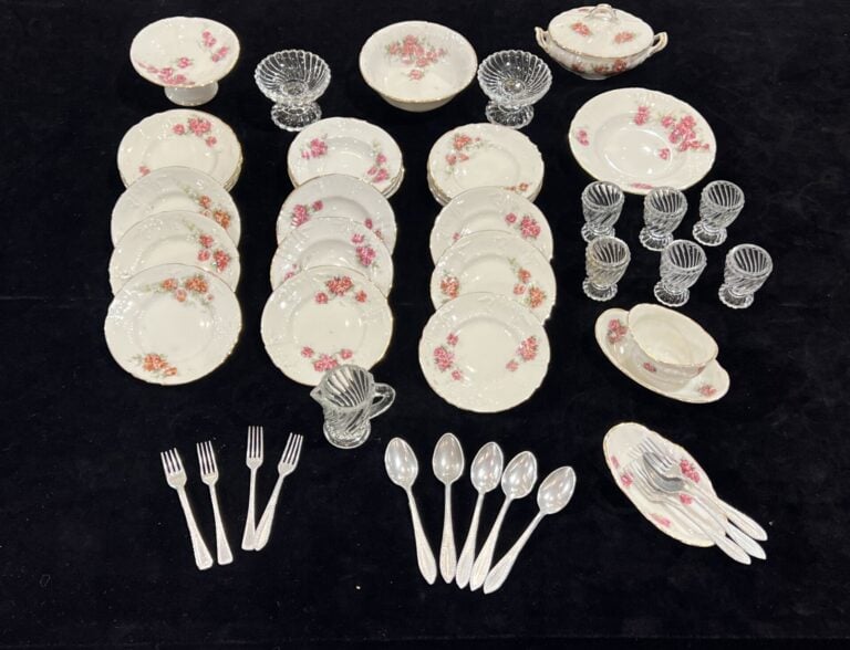 Dînette en porcelaine blanche à décor floral et liseré or comprenant 24 pièces…
