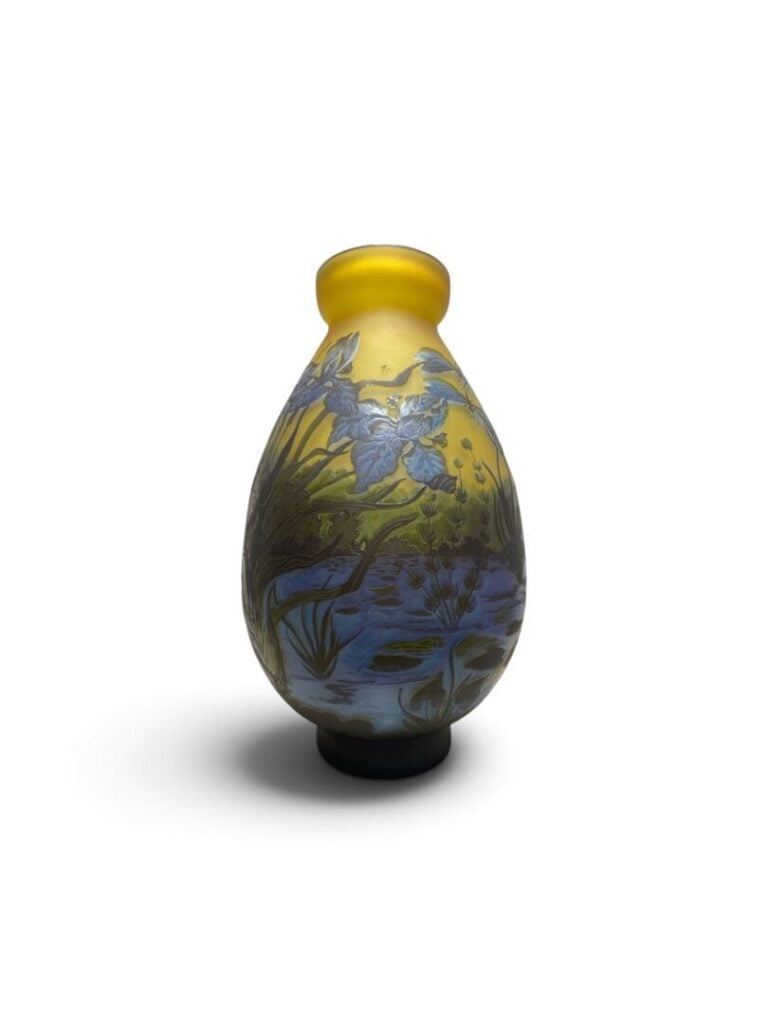 GALLE TIP - Important vase balustre en verre multicouches gravé à l'acide à déc…
