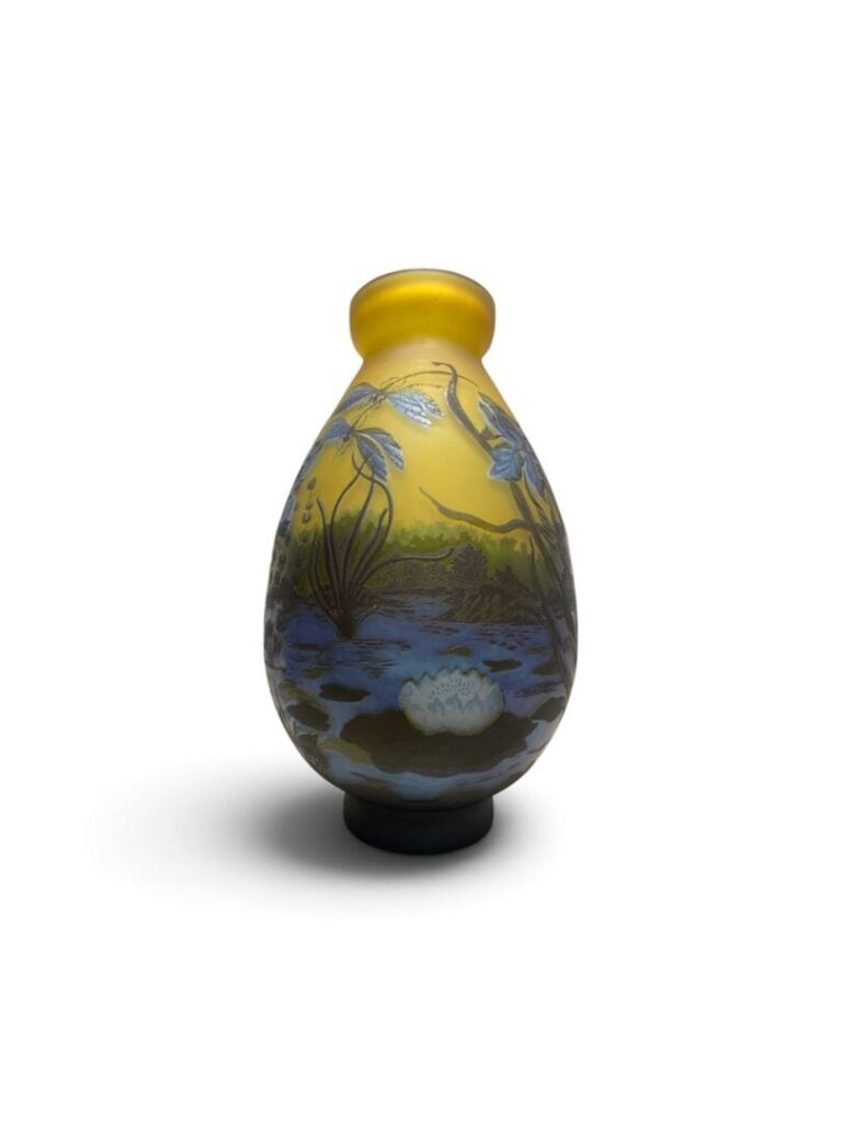 GALLE TIP - Important vase balustre en verre multicouches gravé à l'acide à déc…