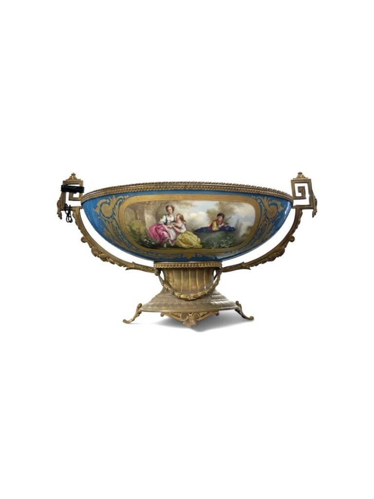 Garniture de cheminée en porcelaine bleue à décor de scènes animées en médaillo…