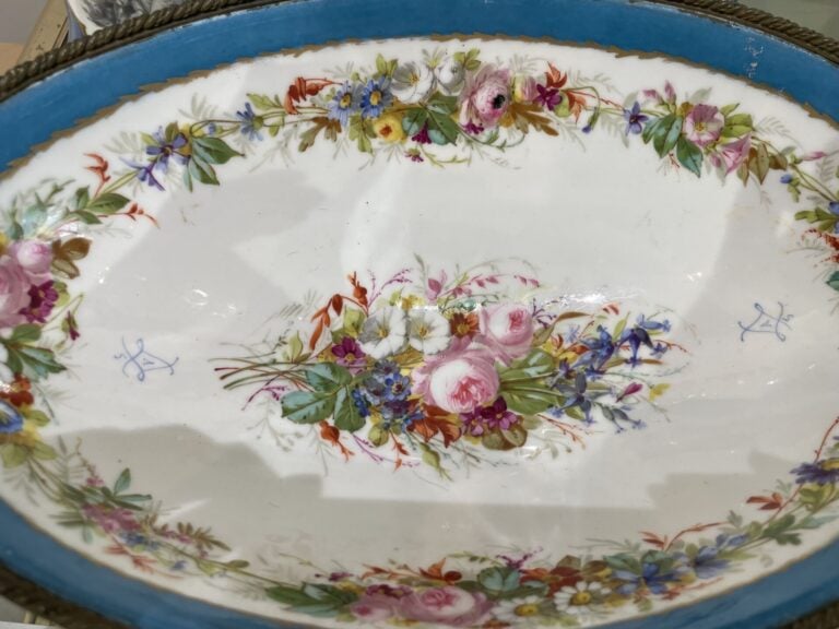 Garniture de cheminée en porcelaine bleue à décor de scènes animées en médaillo…