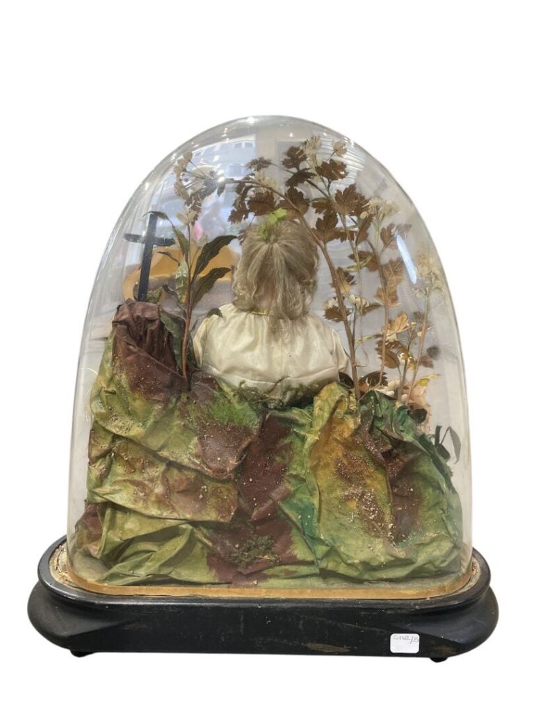 Globe à base ovale avec son socle - Figure de cire représentant l'enfant Jésus…
