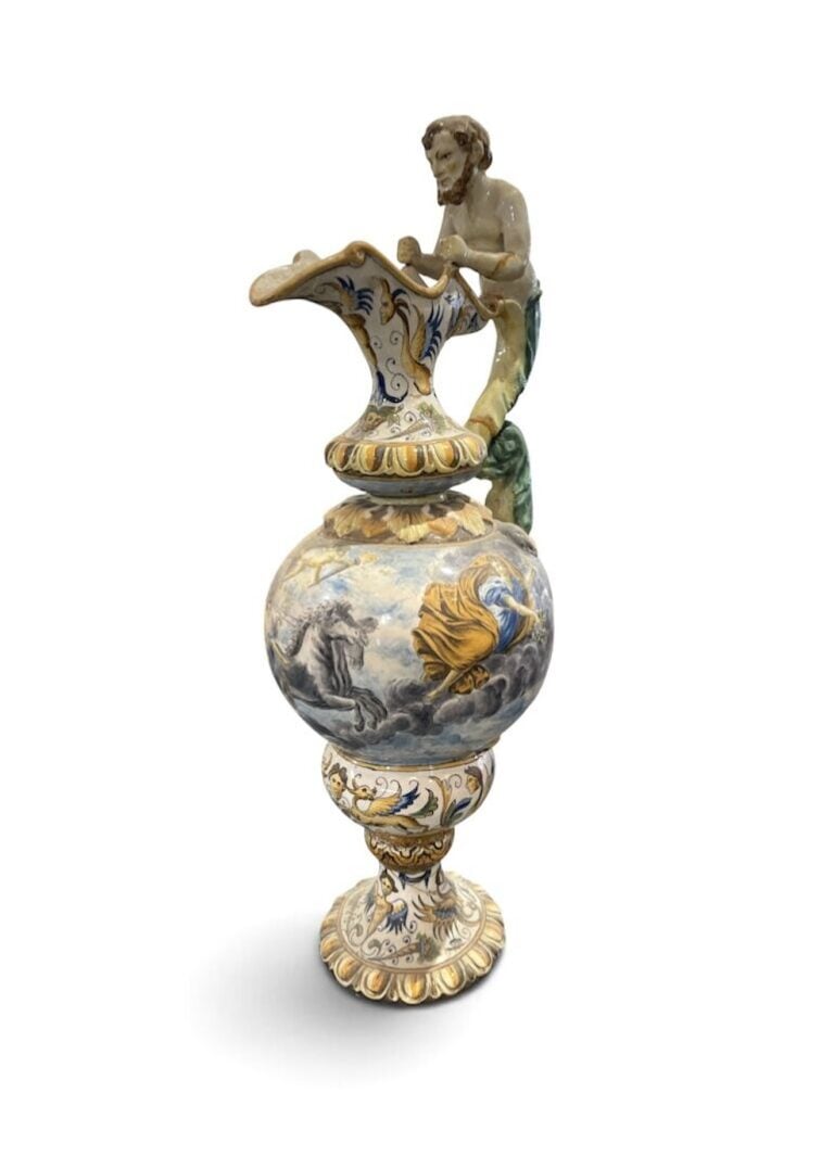 Grande aiguière en majolique italienne, anse en forme de triton - H : 60 cm - (…