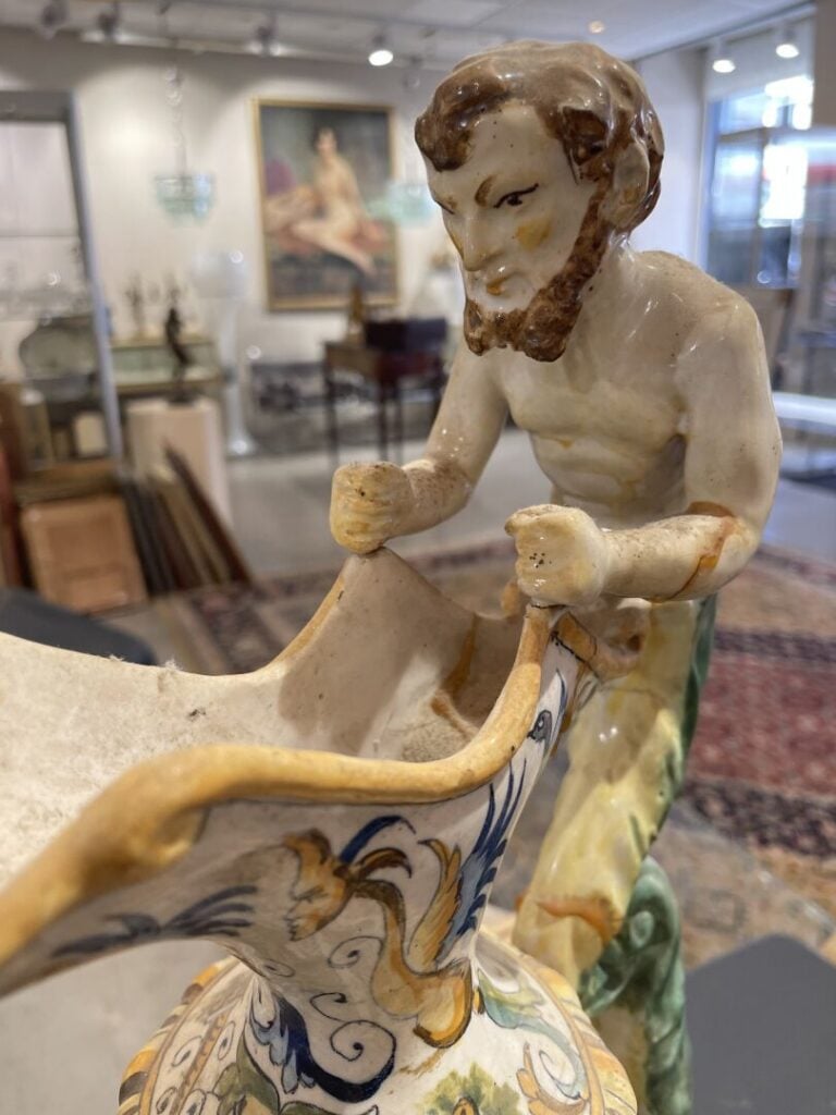 Grande aiguière en majolique italienne, anse en forme de triton - H : 60 cm - (…