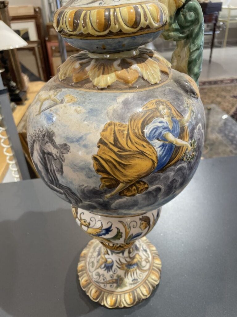 Grande aiguière en majolique italienne, anse en forme de triton - H : 60 cm - (…