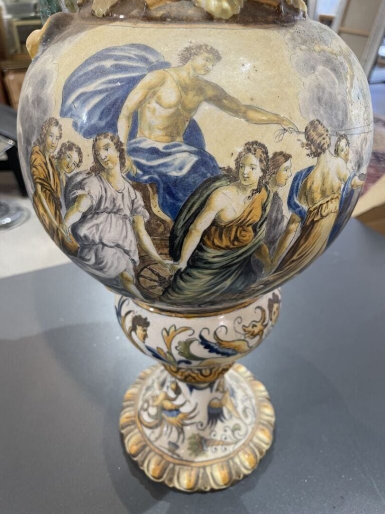 Grande aiguière en majolique italienne, anse en forme de triton - H : 60 cm - (…