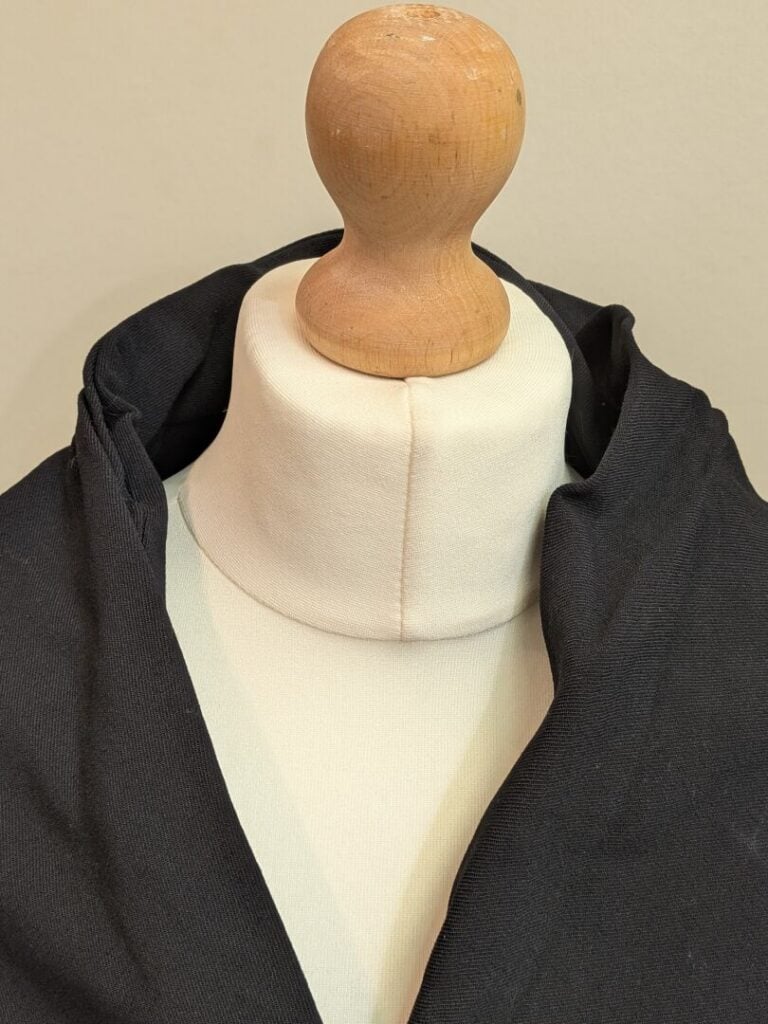 GUY LAROCHE - Veste ajustée en laine et viscose noire à manches bouillonnées. -…