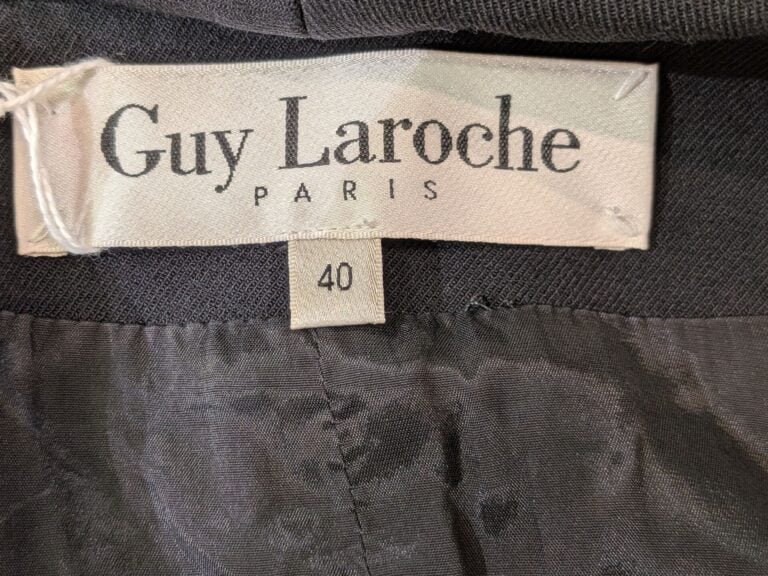 GUY LAROCHE - Veste ajustée en laine et viscose noire à manches bouillonnées. -…