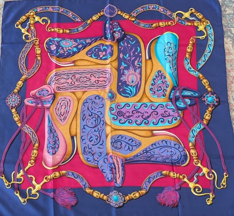 HERMES Paris - Carré en twill de soie dans les tons violet et rose - Modèle Fes…