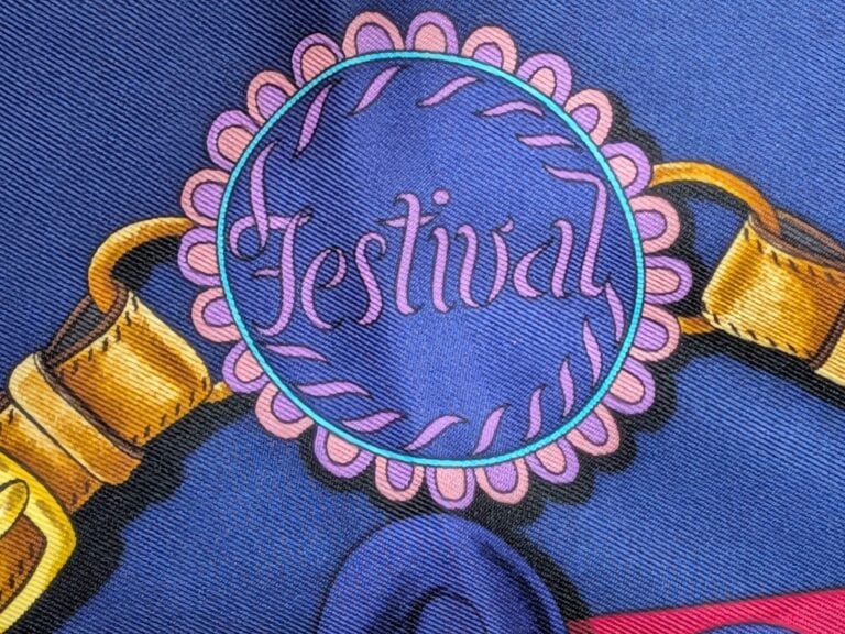 HERMES Paris - Carré en twill de soie dans les tons violet et rose - Modèle Fes…