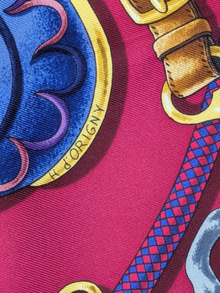 HERMES Paris - Carré en twill de soie dans les tons violet et rose - Modèle Fes…