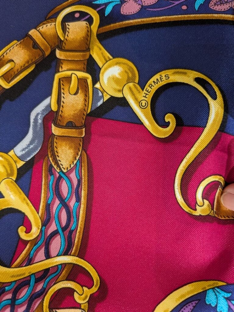 HERMES Paris - Carré en twill de soie dans les tons violet et rose - Modèle Fes…