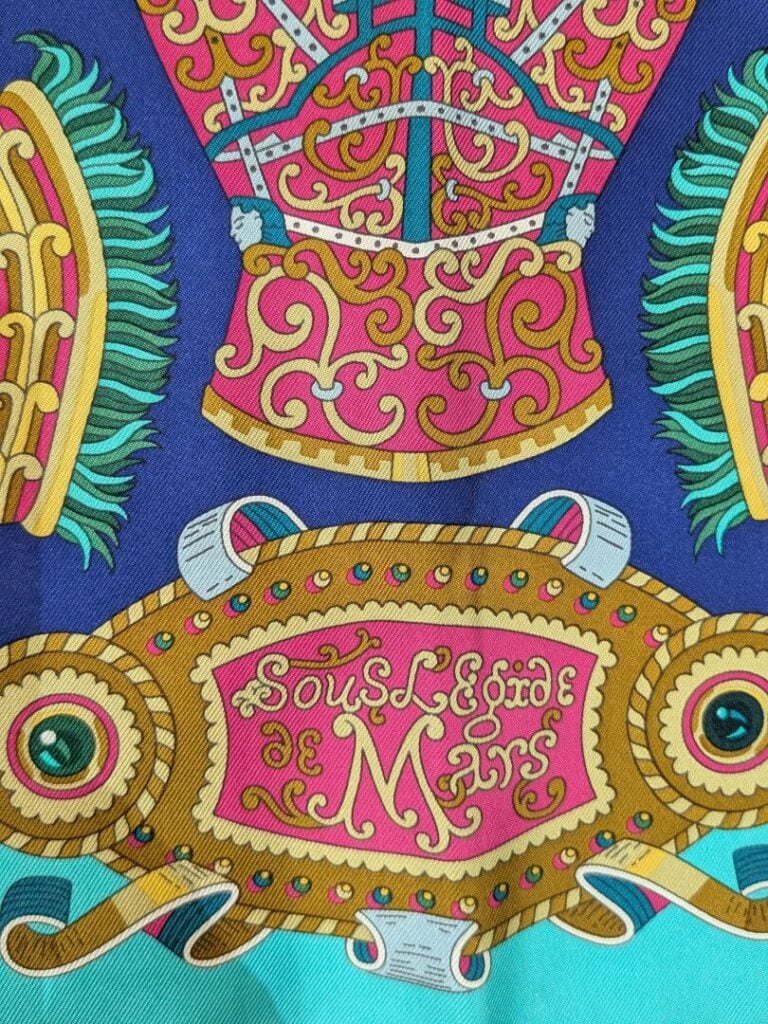 HERMES Paris - Carré en twill de soie, fond bleu marine - Modèle Sous l'Egide d…
