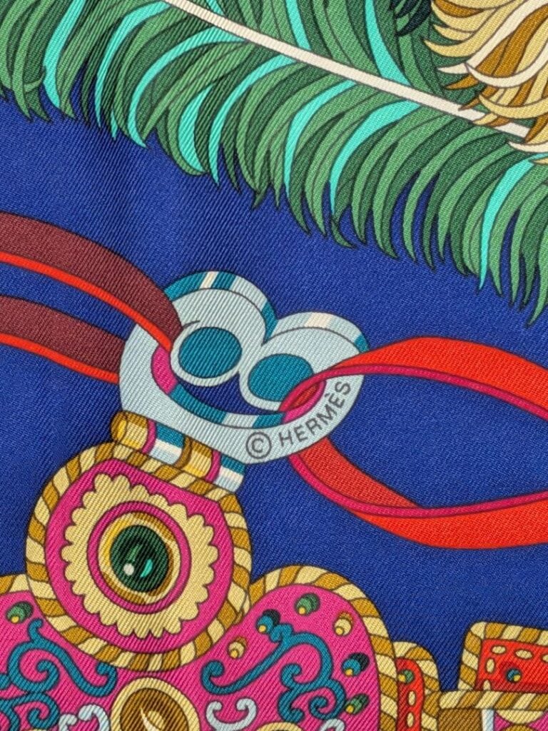 HERMES Paris - Carré en twill de soie, fond bleu marine - Modèle Sous l'Egide d…