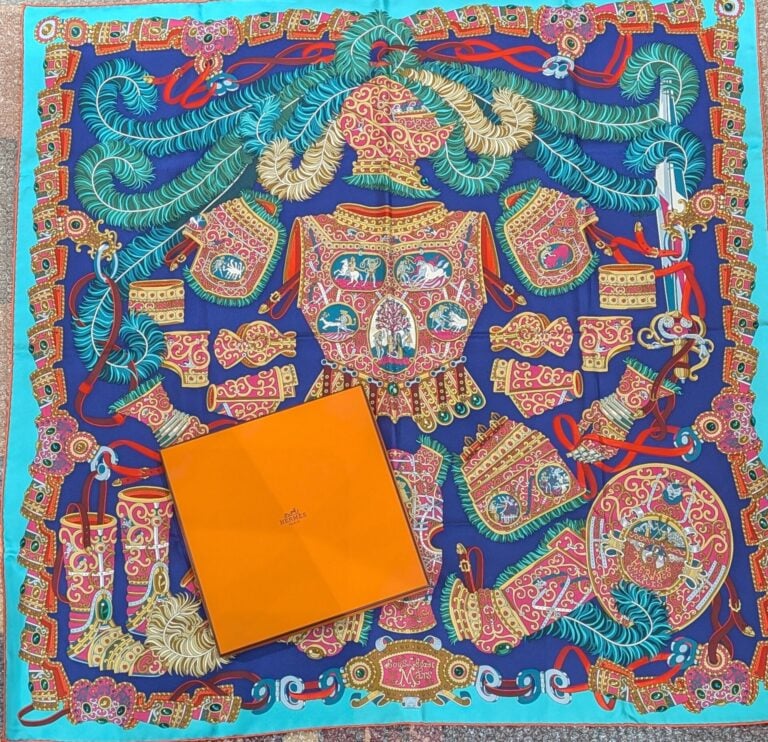 HERMES Paris - Carré en twill de soie, fond bleu marine - Modèle Sous l'Egide d…
