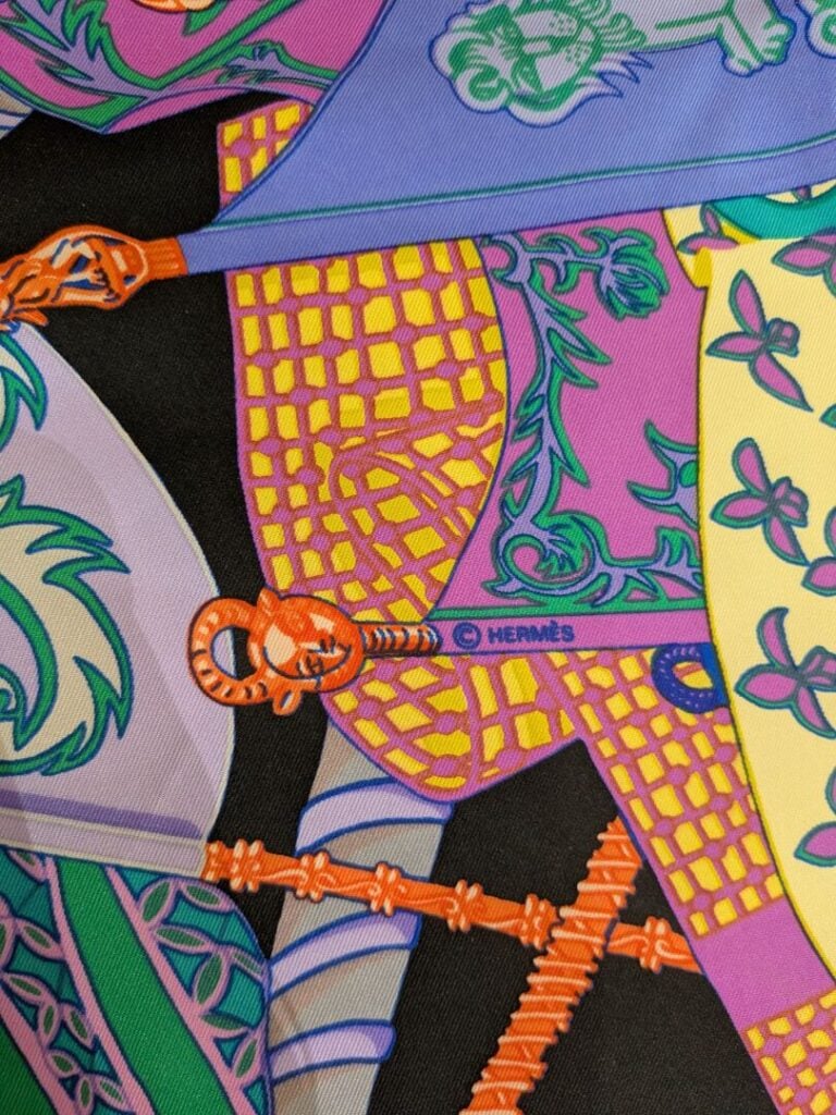 HERMES Paris - Carré en twill de soie polychrome - Modèle Etendards et Bannière…