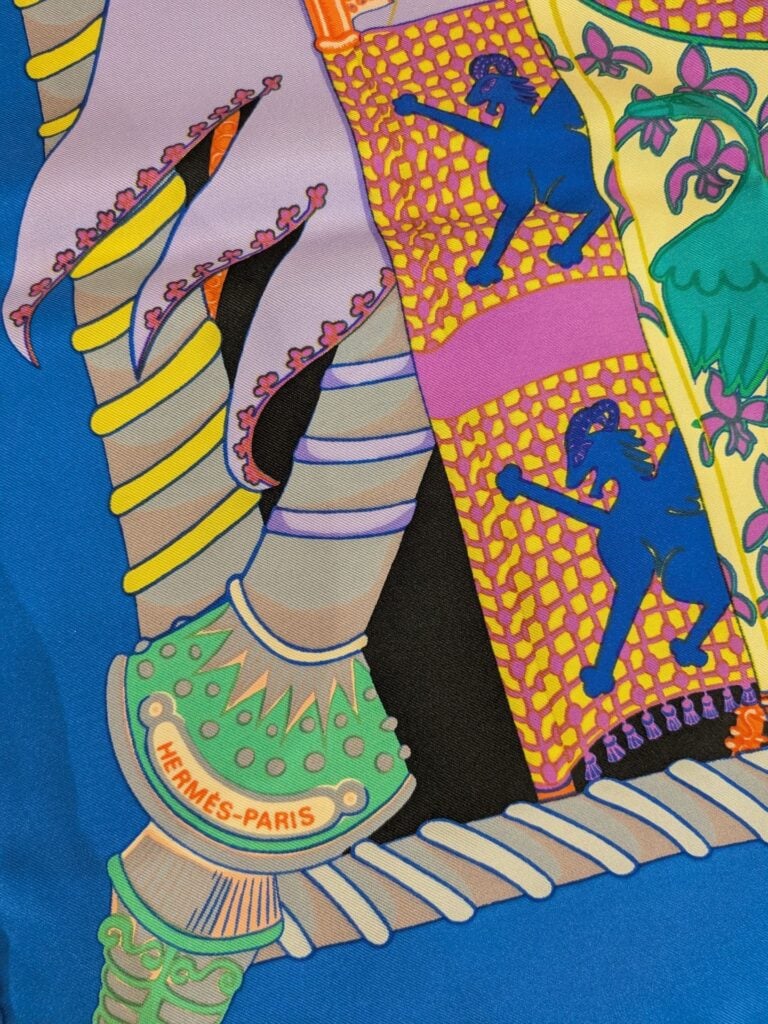 HERMES Paris - Carré en twill de soie polychrome - Modèle Etendards et Bannière…