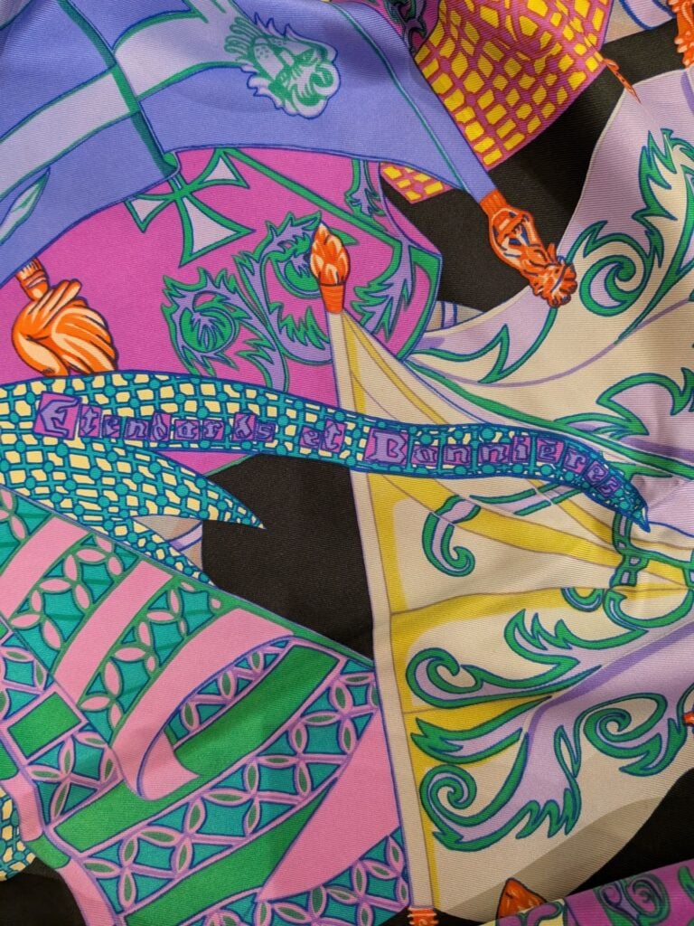 HERMES Paris - Carré en twill de soie polychrome - Modèle Etendards et Bannière…