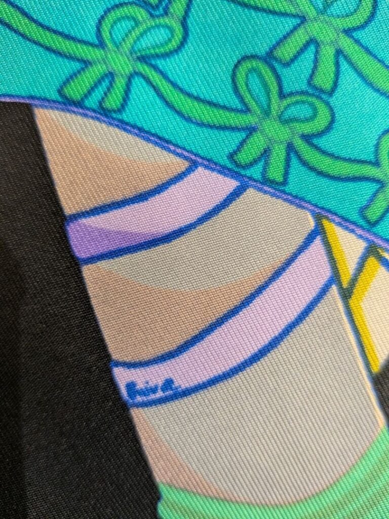 HERMES Paris - Carré en twill de soie polychrome - Modèle Etendards et Bannière…