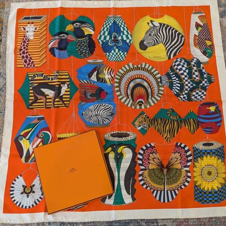 HERMES Paris - Carré en twill de soie polychrome - Modèle Lanternes, Ballons et…