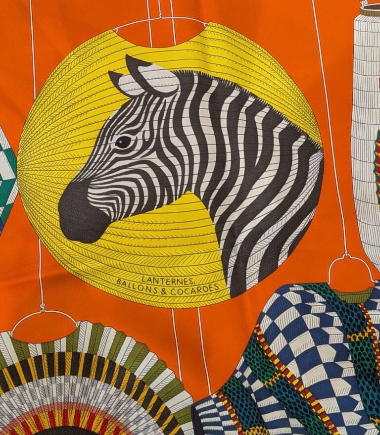 HERMES Paris - Carré en twill de soie polychrome - Modèle Lanternes, Ballons et…