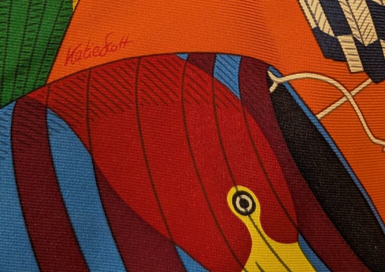 HERMES Paris - Carré en twill de soie polychrome - Modèle Lanternes, Ballons et…