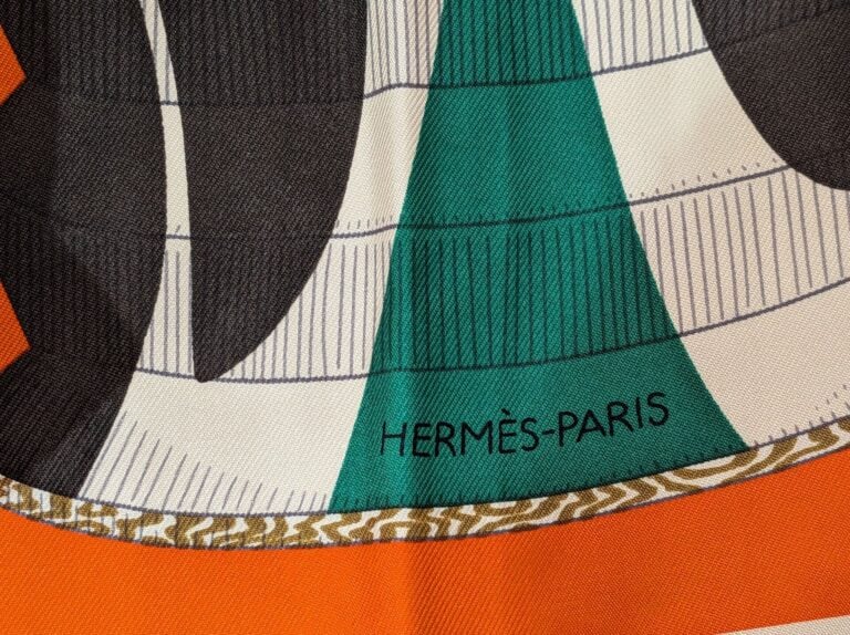 HERMES Paris - Carré en twill de soie polychrome - Modèle Lanternes, Ballons et…