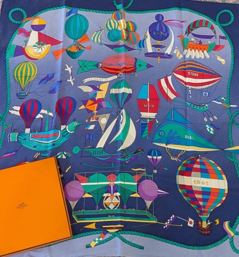HERMES Paris - Carré en twill de soie polychrome - Modèle Les Folies du ciel -…
