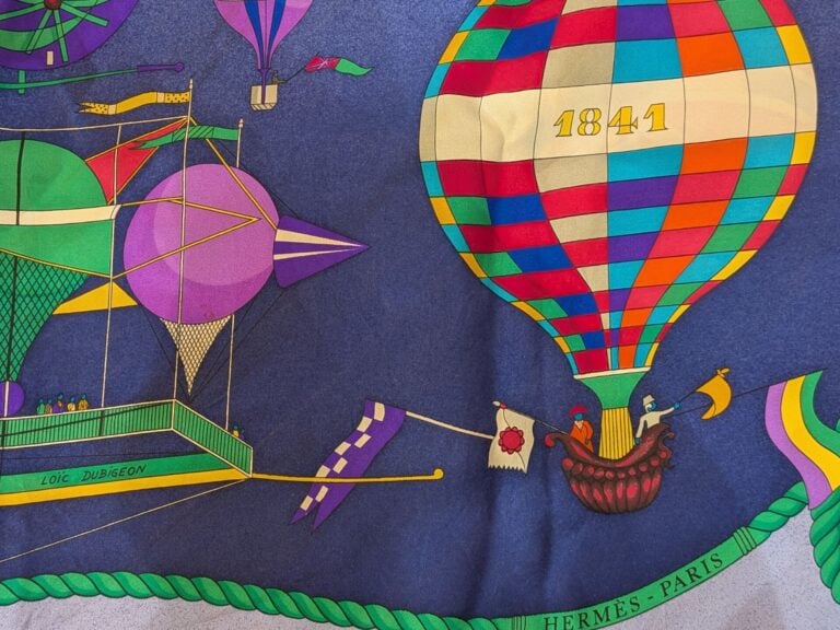 HERMES Paris - Carré en twill de soie polychrome - Modèle Les Folies du ciel -…