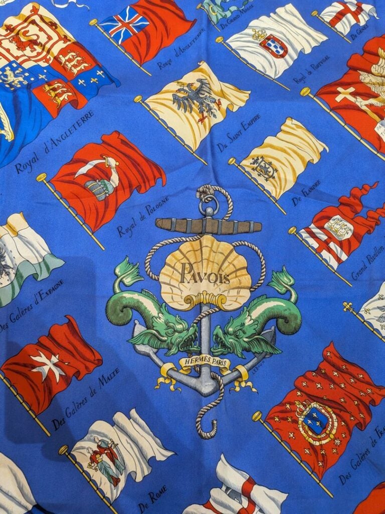 HERMES Paris - Carré en twill de soie représentant des drapeaux sur fond bleu -…