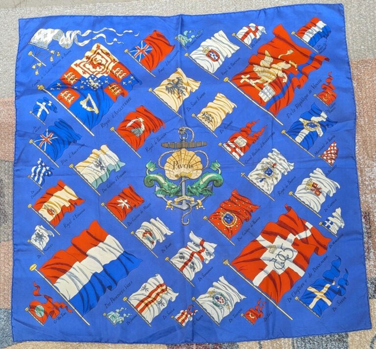HERMES Paris - Carré en twill de soie représentant des drapeaux sur fond bleu -…