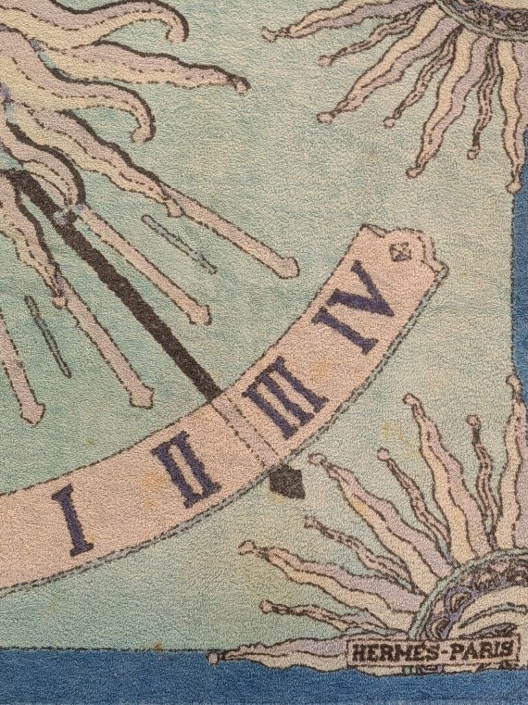 HERMES PARIS - Serviette éponge en coton, dans les tons bleu, décorée d'un cadr…