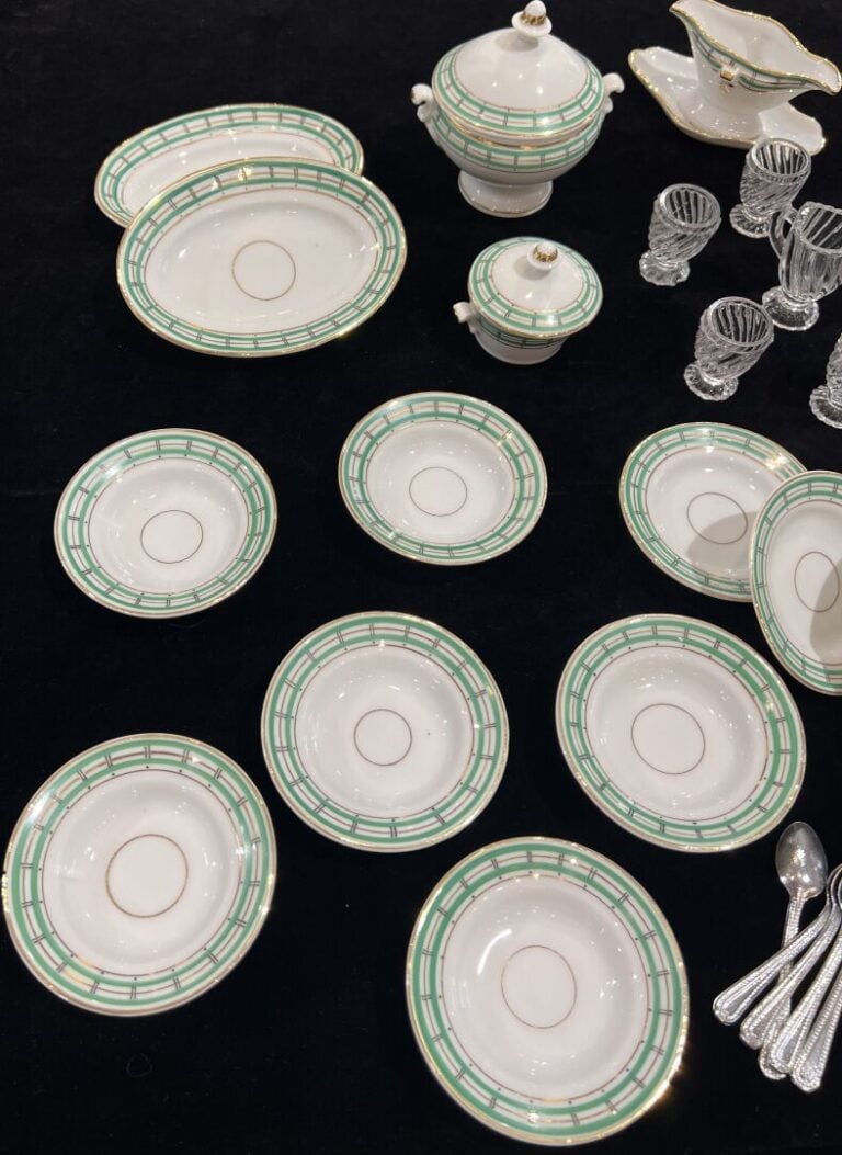 Importante dînette en porcelaine blanche à liseré en or et motif de frise géomé…