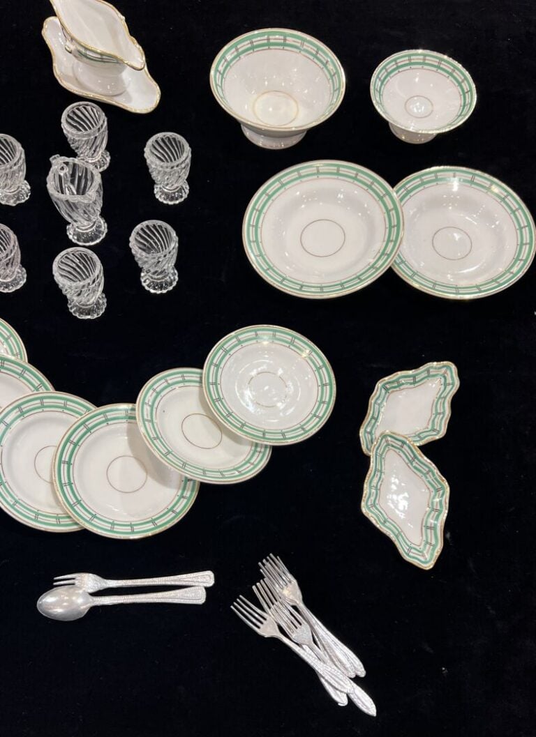 Importante dînette en porcelaine blanche à liseré en or et motif de frise géomé…