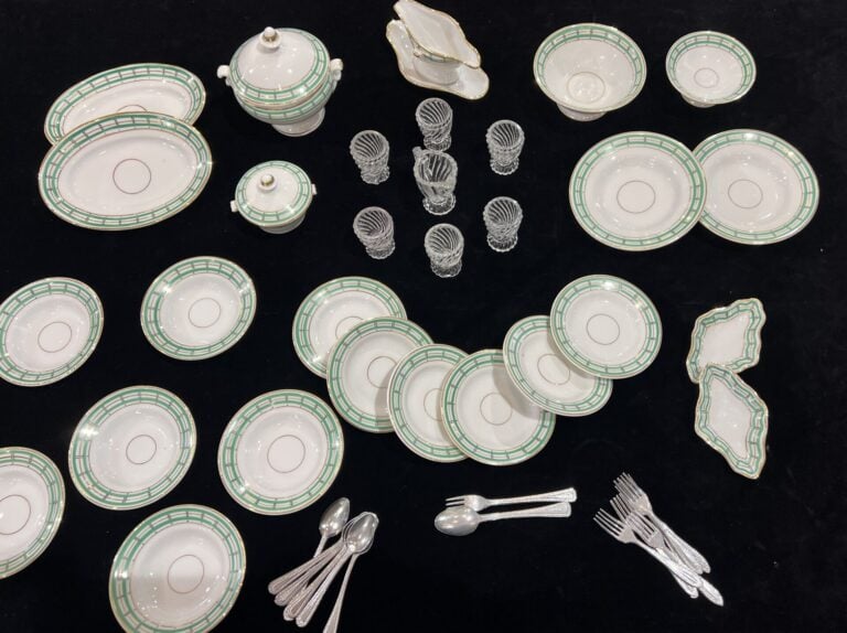 Importante dînette en porcelaine blanche à liseré en or et motif de frise géomé…