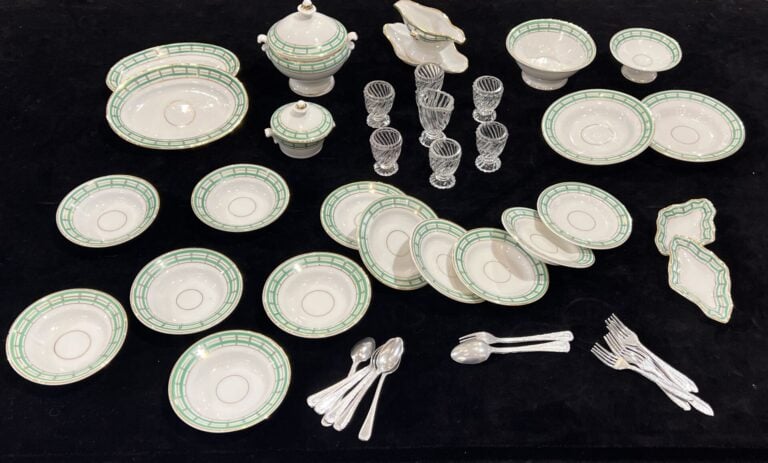Importante dînette en porcelaine blanche à liseré en or et motif de frise géomé…