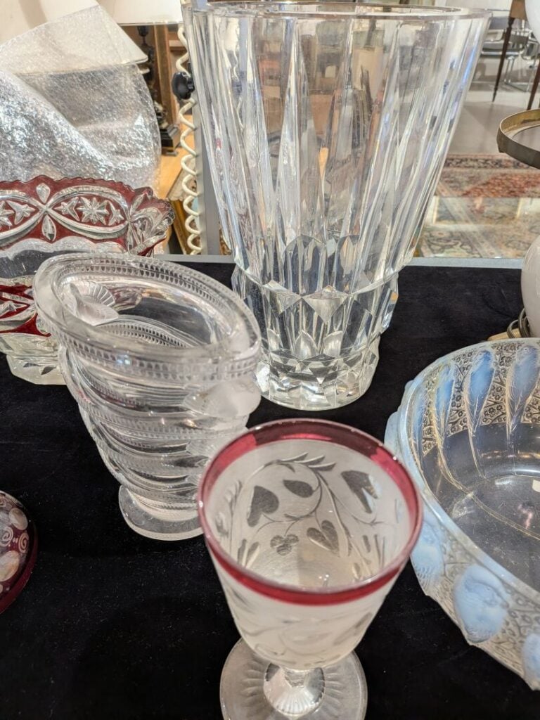 Importante mannette de vases, saladier, loupes, verres, coupes, lampe en verre…