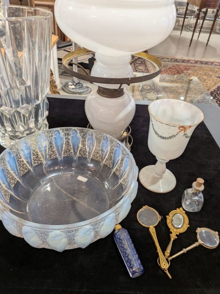 Importante mannette de vases, saladier, loupes, verres, coupes, lampe en verre…
