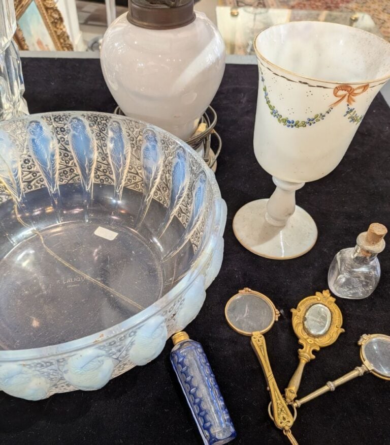 Importante mannette de vases, saladier, loupes, verres, coupes, lampe en verre…