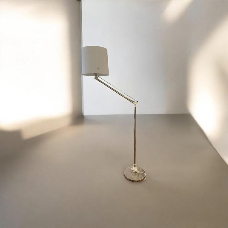 Lampadaire articulé en métal chromé - Abat-jour en plastique blanc - H : 173 cm…