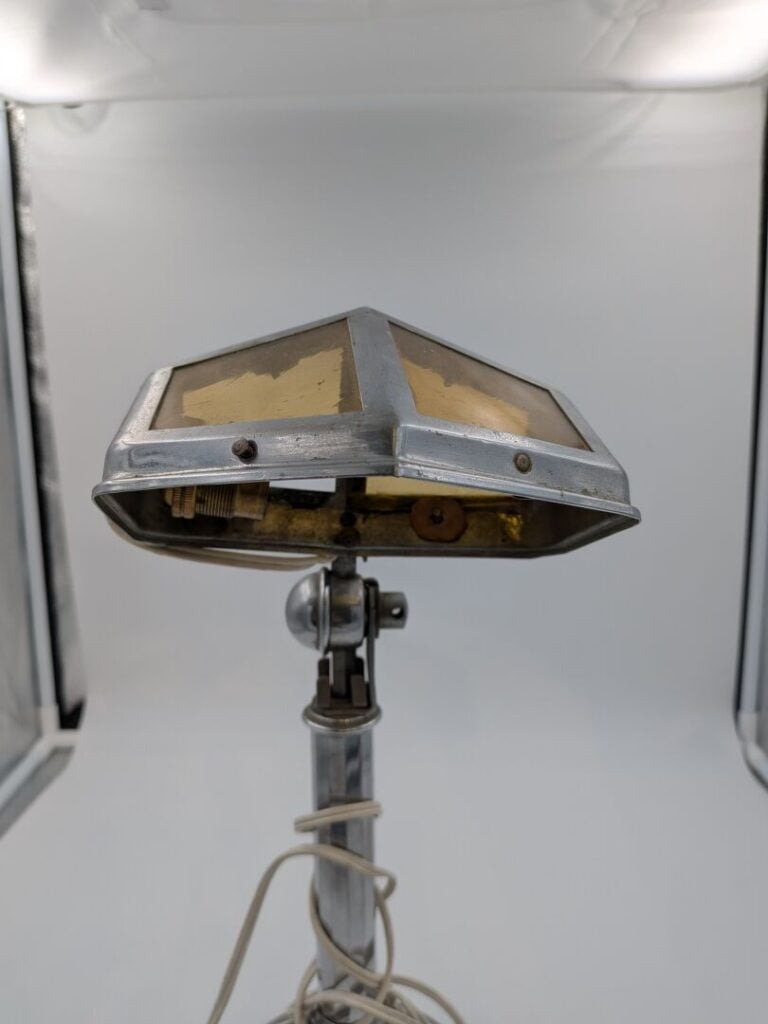Lampe de bureau "Pirouett" en métal, abat-jour en métal et verre fumé facetté -…