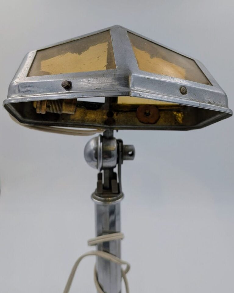 Lampe de bureau "Pirouett" en métal, abat-jour en métal et verre fumé facetté -…