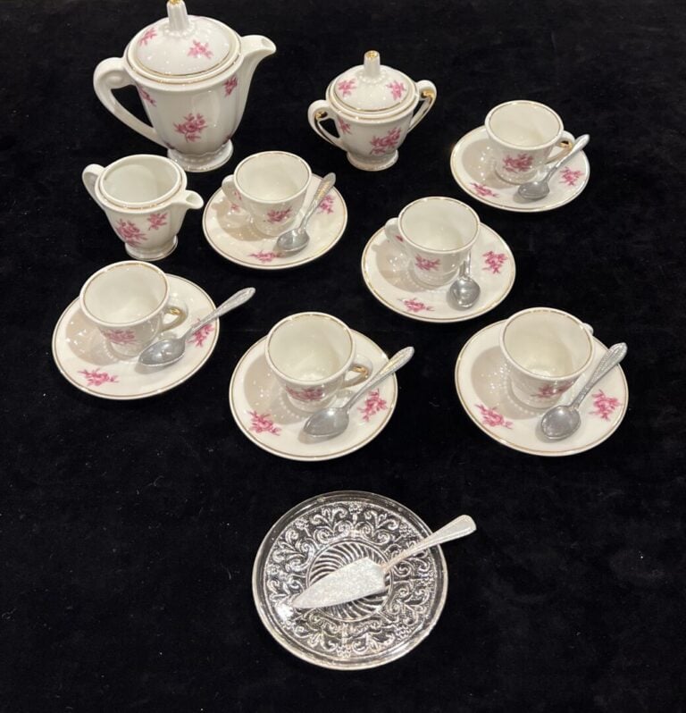 LIMOGES France - Service à café de poupée en porcelaine blanche à décor floral…