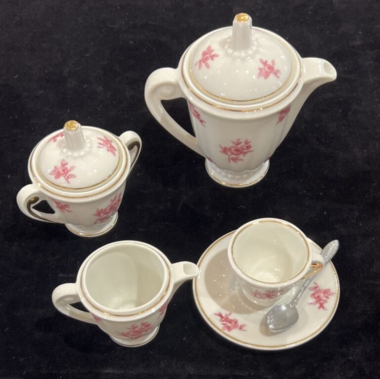 LIMOGES France - Service à café de poupée en porcelaine blanche à décor floral…