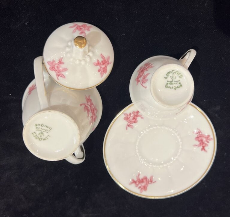 LIMOGES France - Service à café de poupée en porcelaine blanche à décor floral…