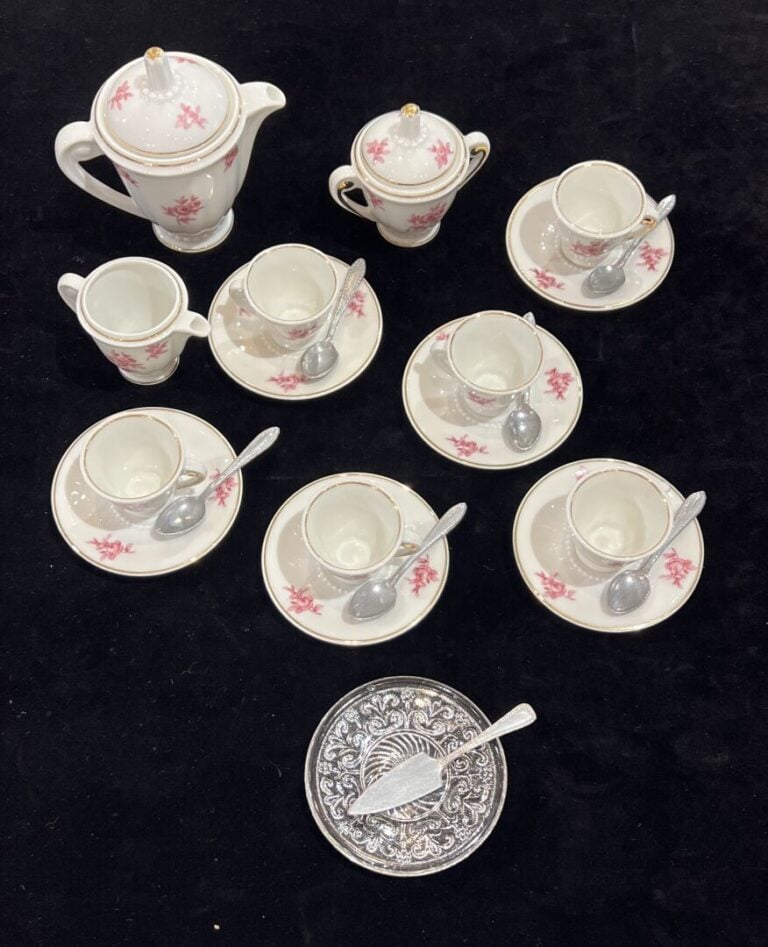 LIMOGES France - Service à café de poupée en porcelaine blanche à décor floral…