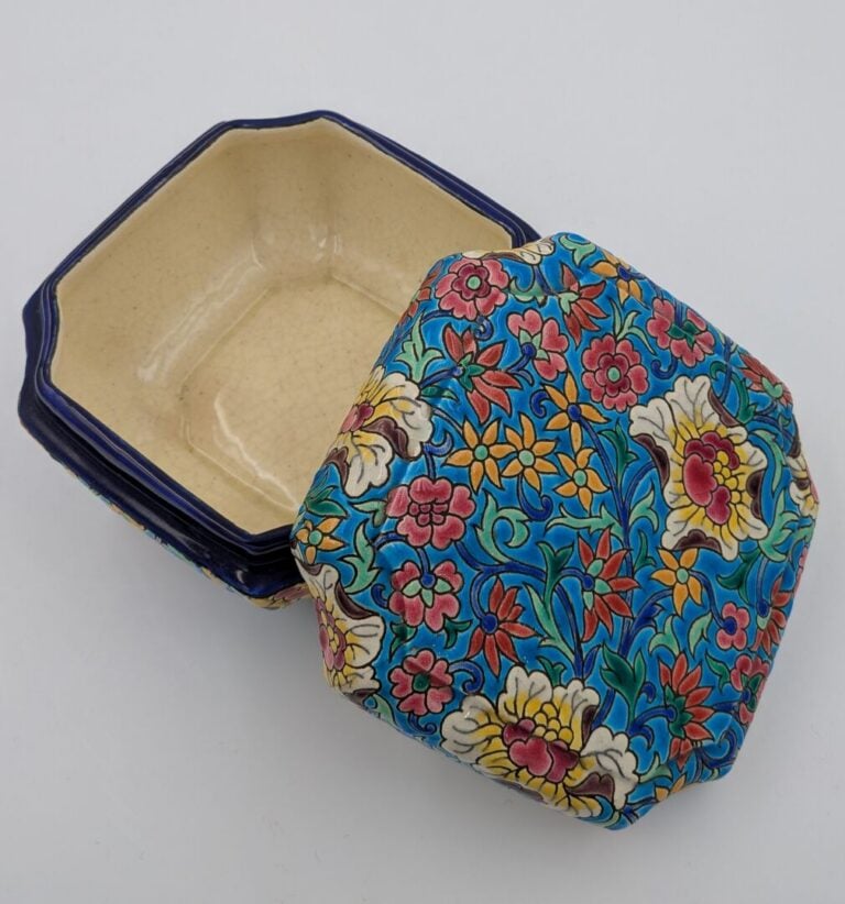 LONGWY - Bonbonnière en faïence à décor d'émaux polychromes sur fond bleu - 8 x…