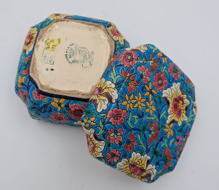 LONGWY - Bonbonnière en faïence à décor d'émaux polychromes sur fond bleu - 8 x…